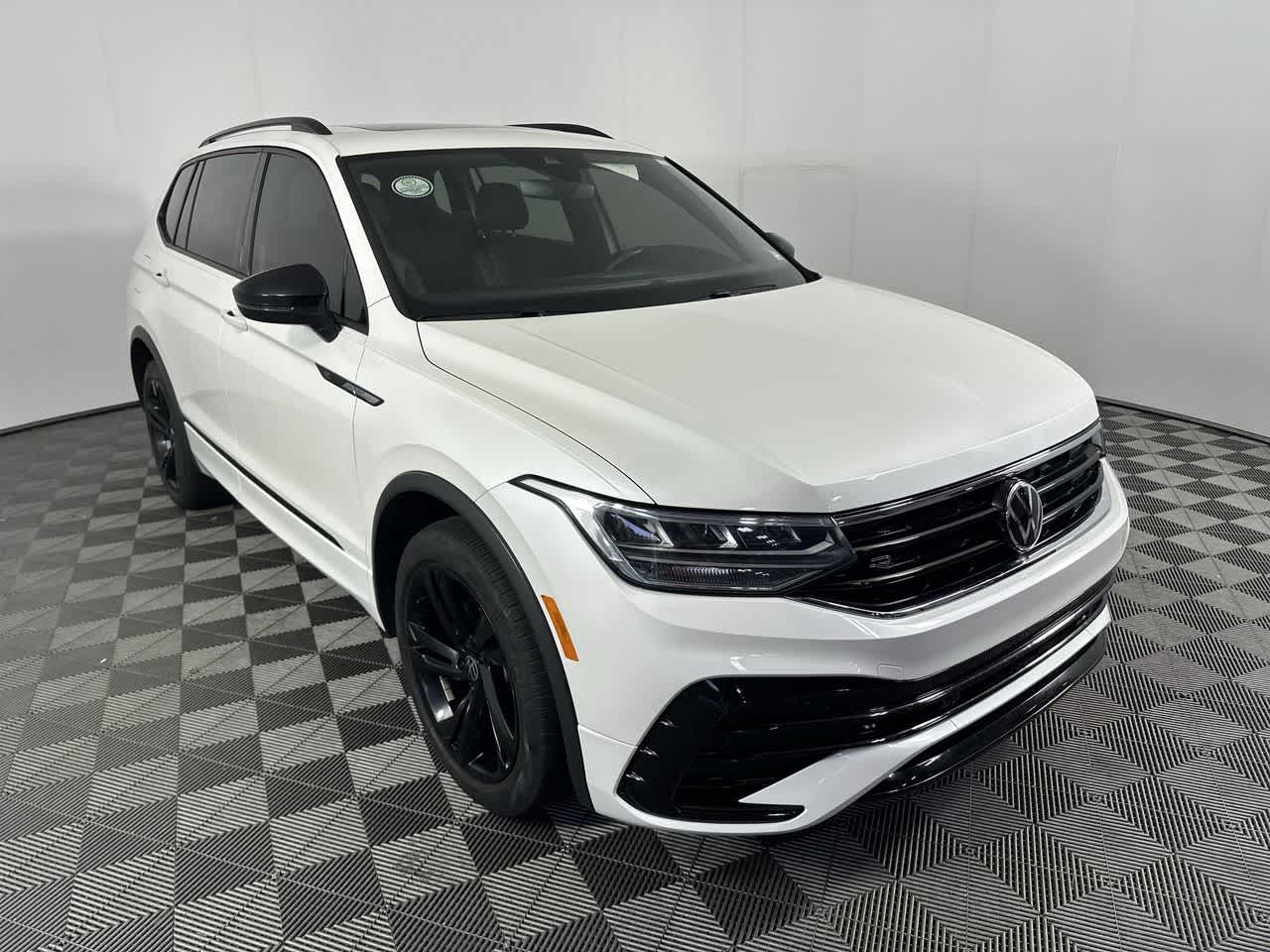 2023 Volkswagen Tiguan SE R-Line Black