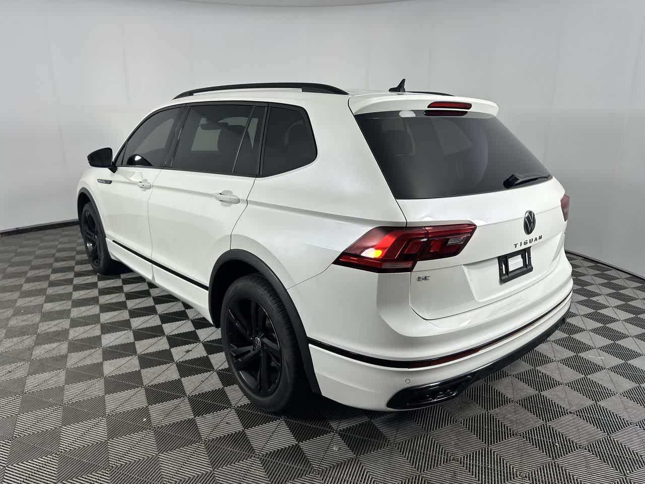 2023 Volkswagen Tiguan SE R-Line Black