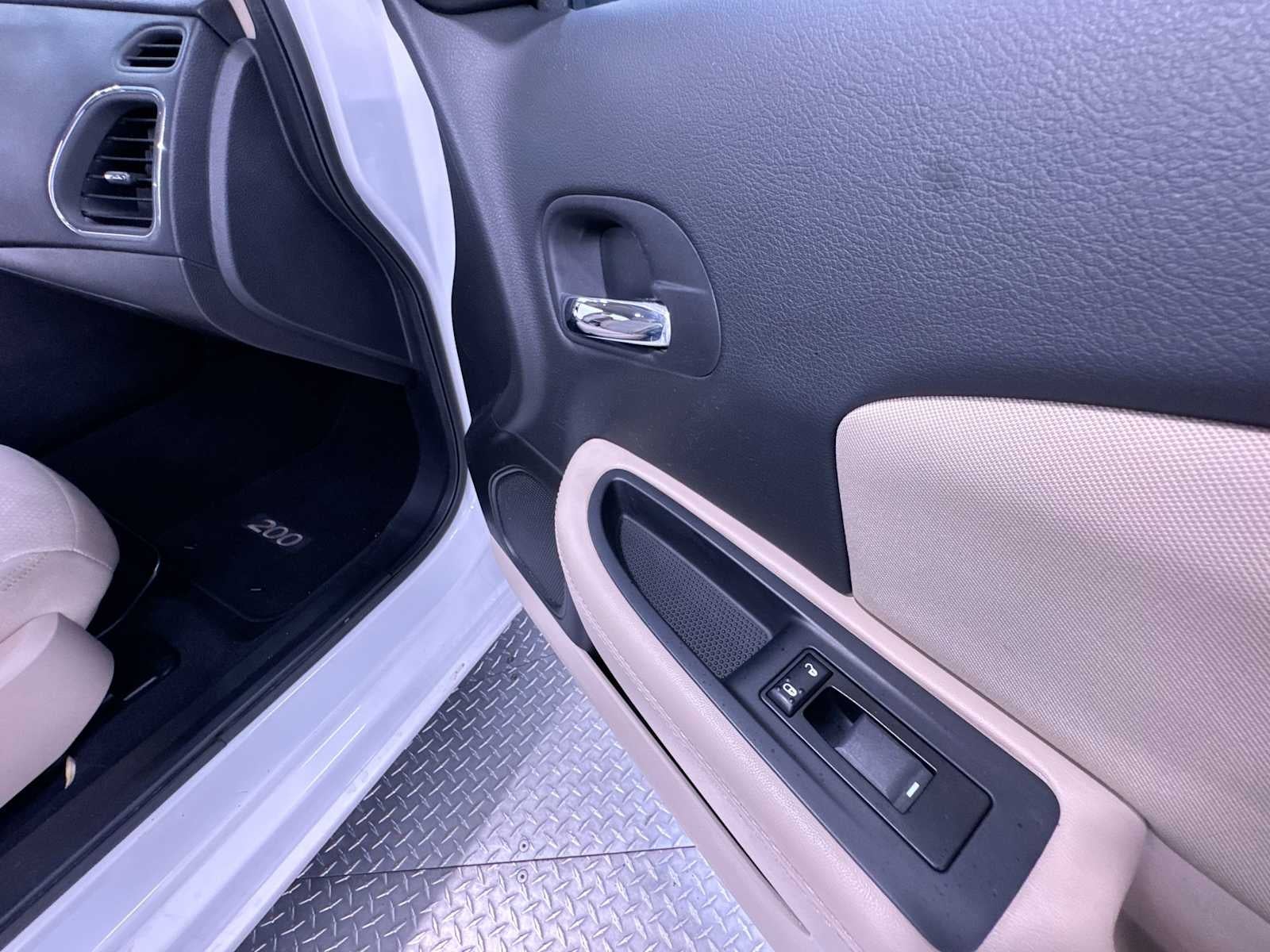 2012 Chrysler 200 Touring