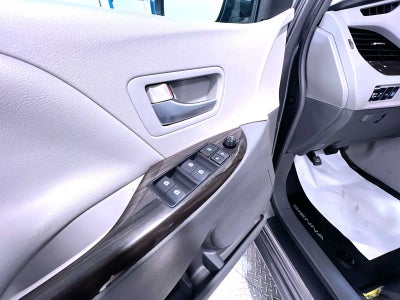 2017 Toyota Sienna XLE Auto Access Seat