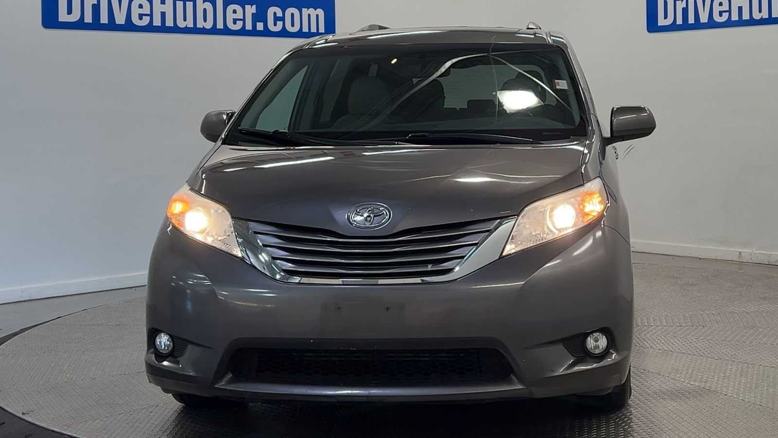 2017 Toyota Sienna XLE Auto Access Seat