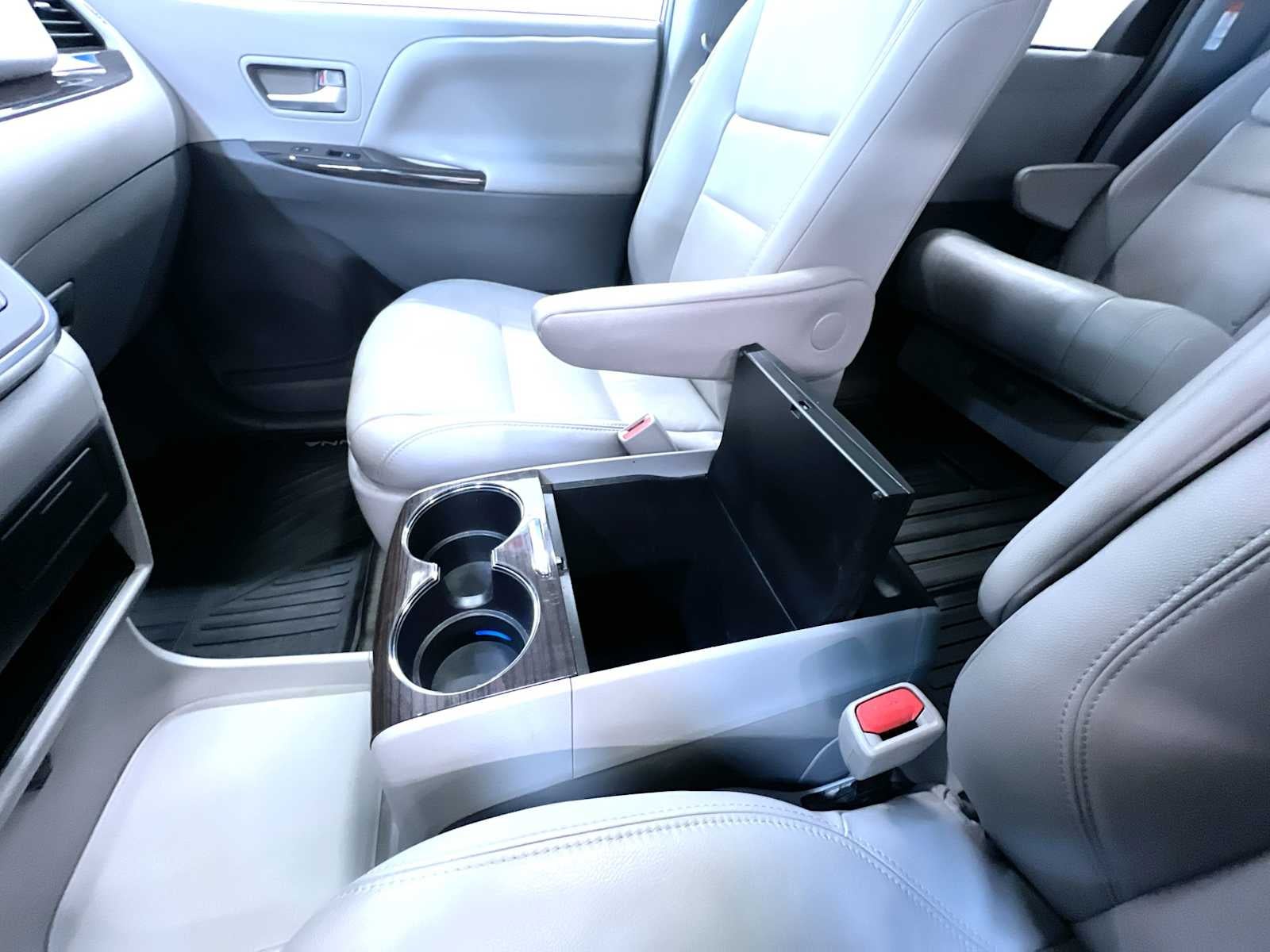 2017 Toyota Sienna XLE Auto Access Seat