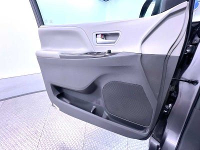 2017 Toyota Sienna XLE Auto Access Seat