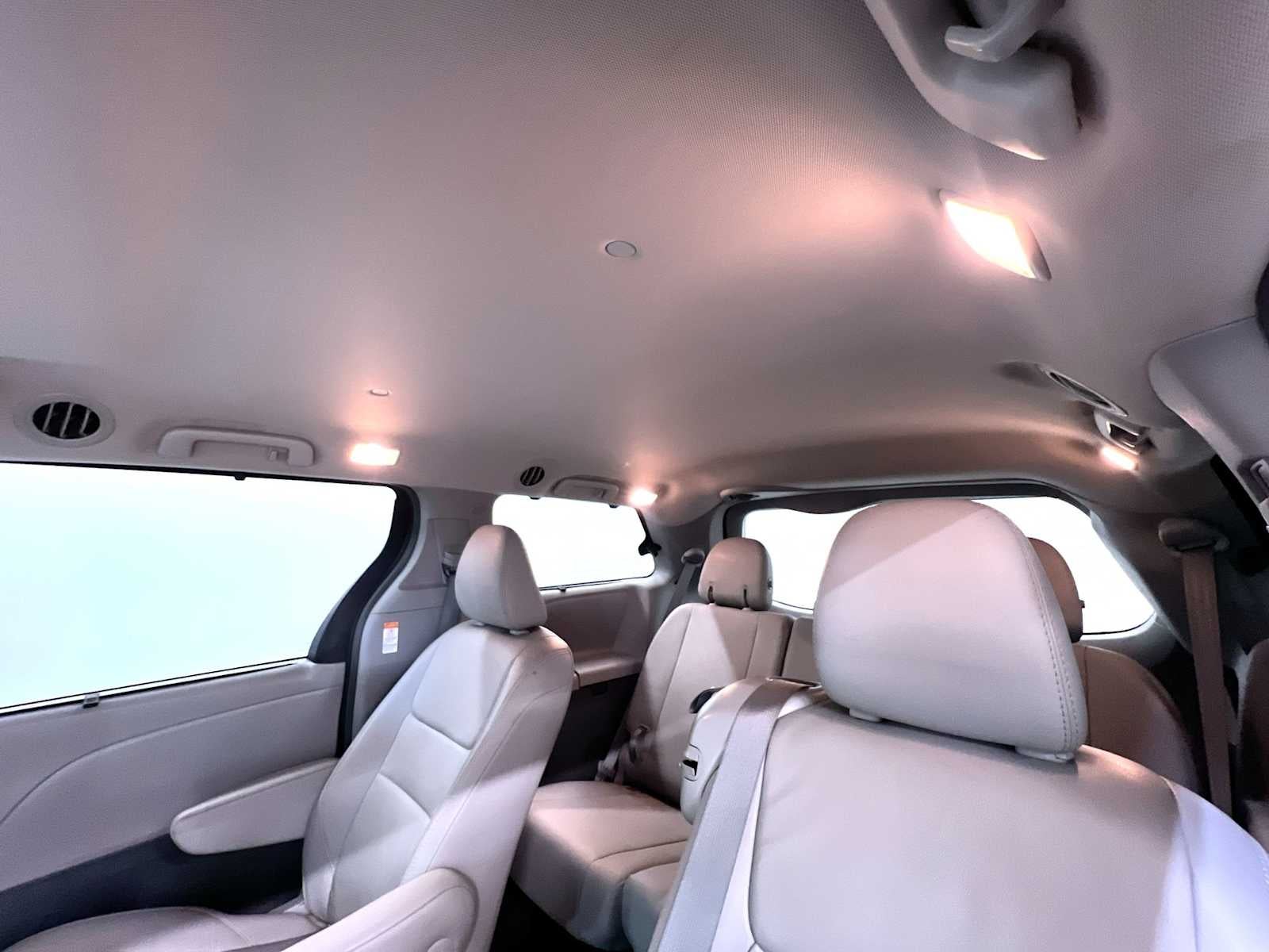 2017 Toyota Sienna XLE Auto Access Seat