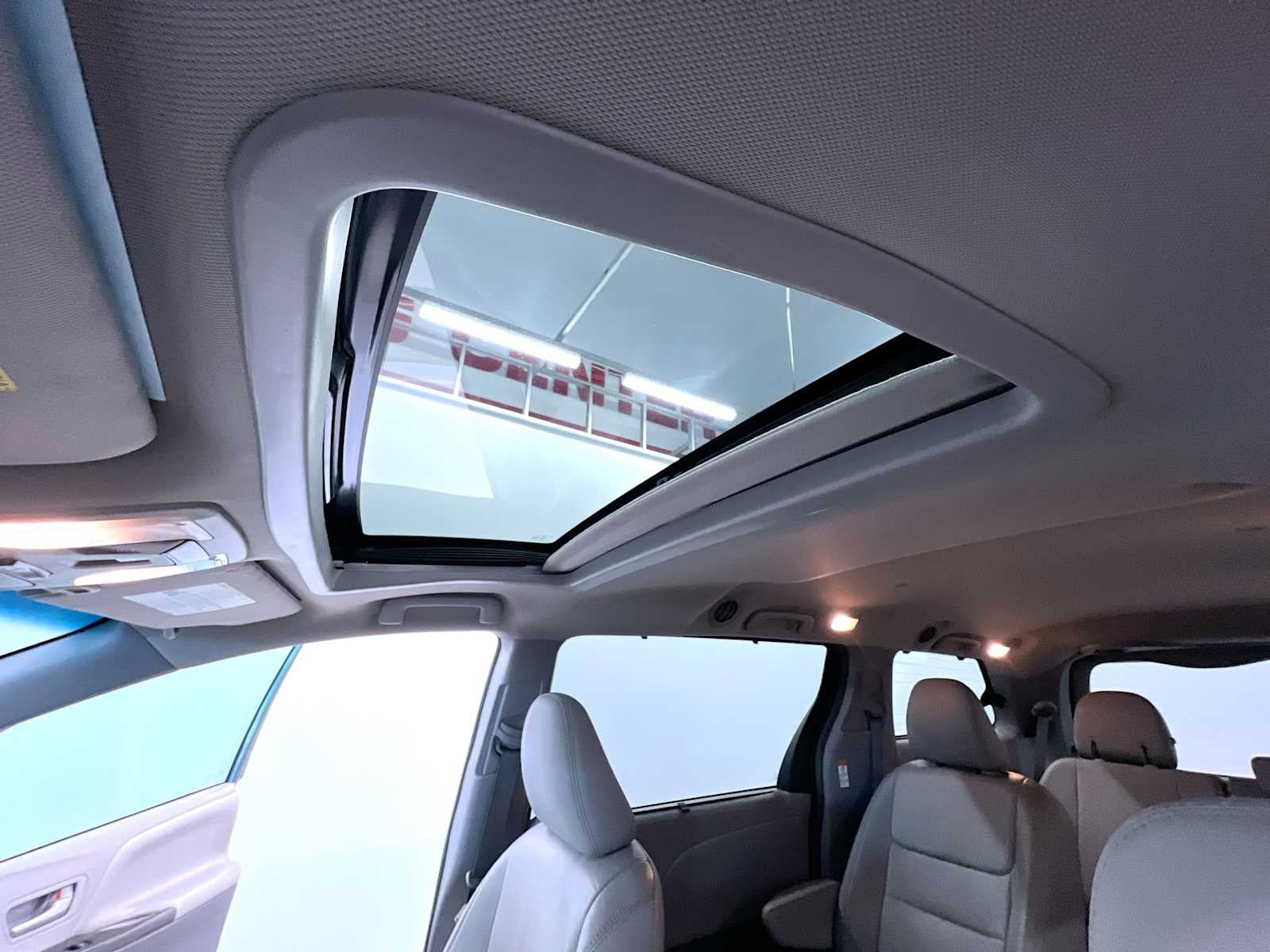 2017 Toyota Sienna XLE Auto Access Seat