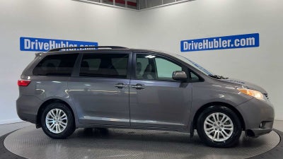 2017 Toyota Sienna XLE Auto Access Seat