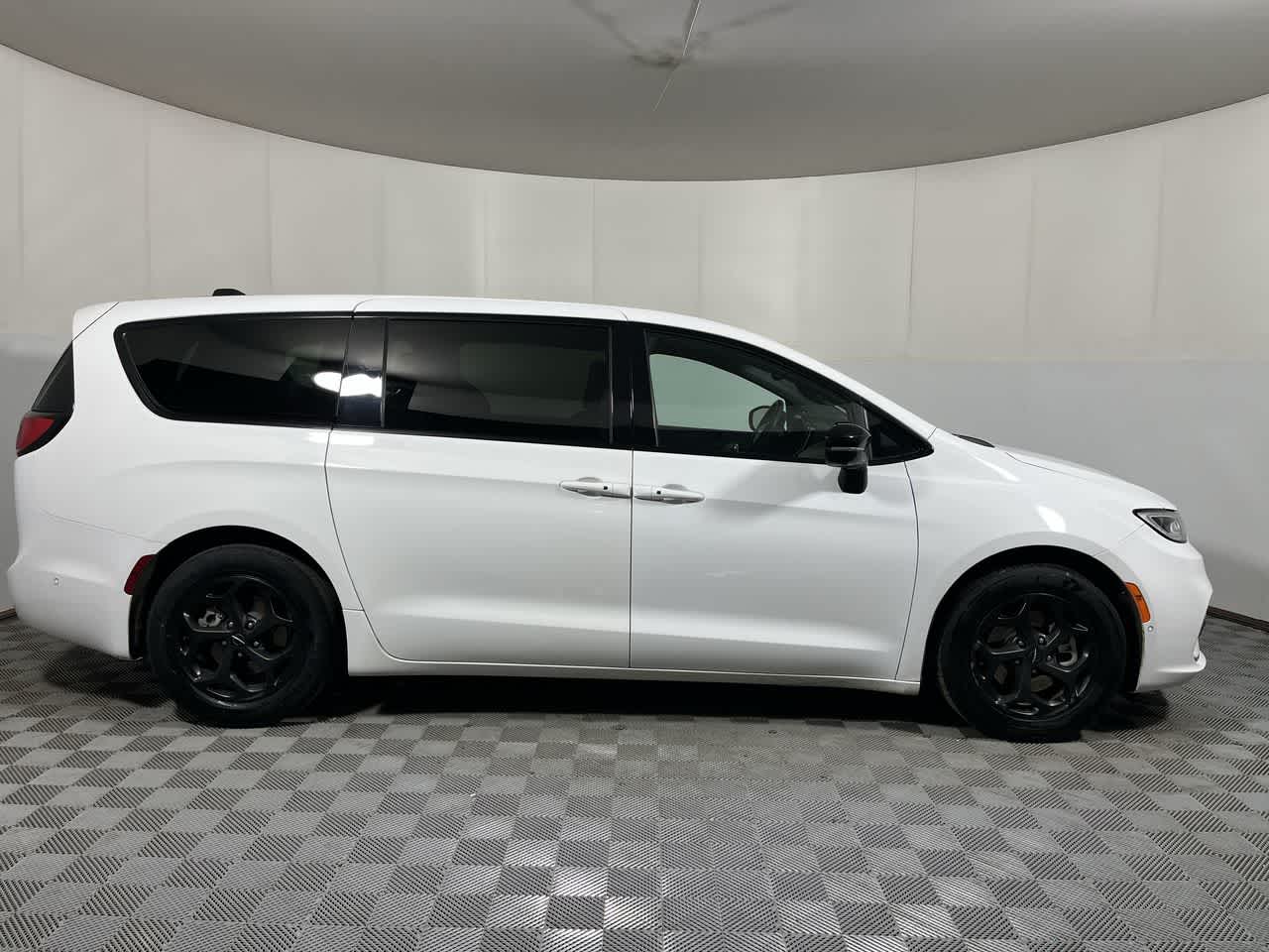 2024 Chrysler Pacifica Hybrid S Appearance Pkg
