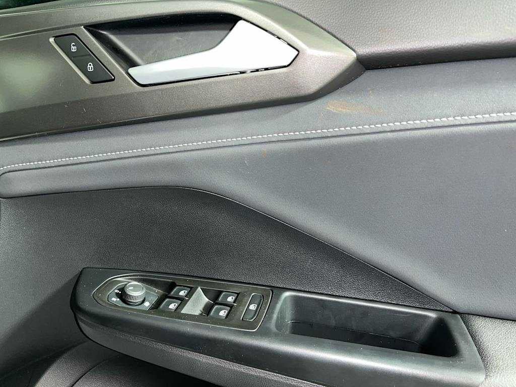 2025 Volkswagen Taos SE Black