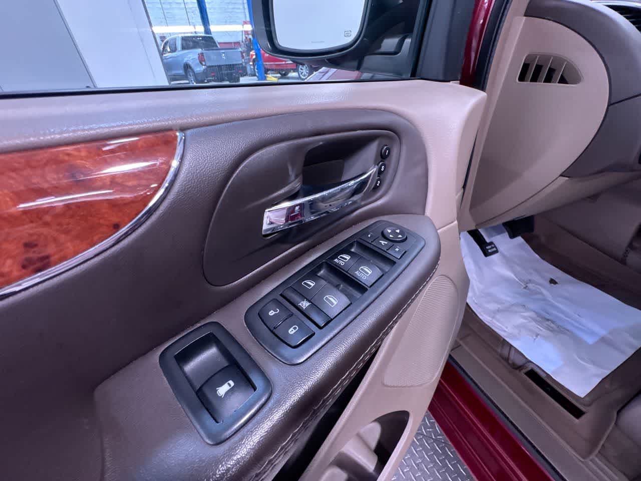2015 Chrysler Town & Country Limited Platinum